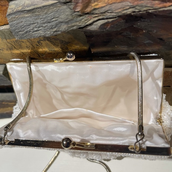Vintage Women’s white beaded evening bag - Picture 4 of 4